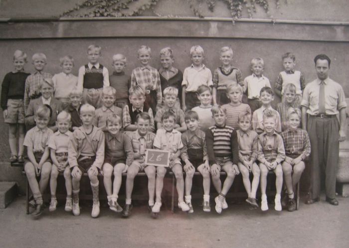 skolestart 1956/58 Billede overført fra Gruntvigskolens hjemmeside indsendt af Allan Bjarnø Jensen