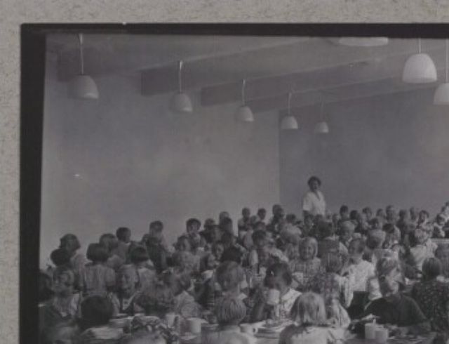  Her er så 2 fotos, som skulle være fra skolens kantine. Skal vi gætte på at begge fotos stammer fra 50'erne ?

Selv husker jeg de første skoleår, hvor vi nede i kælderen sad på bænkene og fik skolemad. Rugbrød med leverpostej, æggemad eller råkost samt en kvart sødmælk. Vi spinkle Københavnere fra et arbejderkvarter skulle have næring !

Tak iøvrigt til redaktøren af Grundtvigskolens hjemmeside Paul Erik Waldhauer, som har sendt billederne til mig.

 

 

Tommy

 
Har du kendskab til personerne på billedet så send os dine oplysninger i kommentarfeltet eller i gæstebogen.

Ligger du iøvrigt inde med en historie eller nogle billeder fra skoletiden - i skolen, på lejrtur eller gården, hvor du legede m.m., så er vi i redaktionen meget interesserede i dit bidrag, stort som lille.


