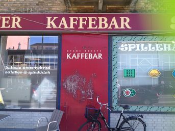 I 1950’erne havde kaffebaren sin storhedstid med mere end hundrede barer alene i København. På kaffebarerne kom typisk håndværkere, flyttefolk, postbude, taxachauffører og i ny og næ en enkelt politibetjent. Her kunne arbejderne fra tidlig morgen til midt på eftermiddagen spise deres medbragte mad, købe en ostemad eller dagens varme ret og en kop kaffe, mens de læste dagens avis og fik varmen, inden de skulle videre tilbage på arbejde.